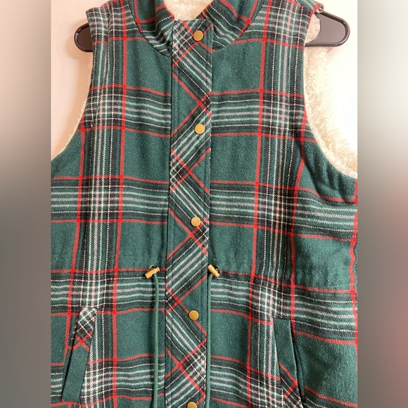 Maurices Vest Womens Size large Plaid Green Red Blue Warm Fuzzy Wool Faux Fur. - Picture 4 of 10